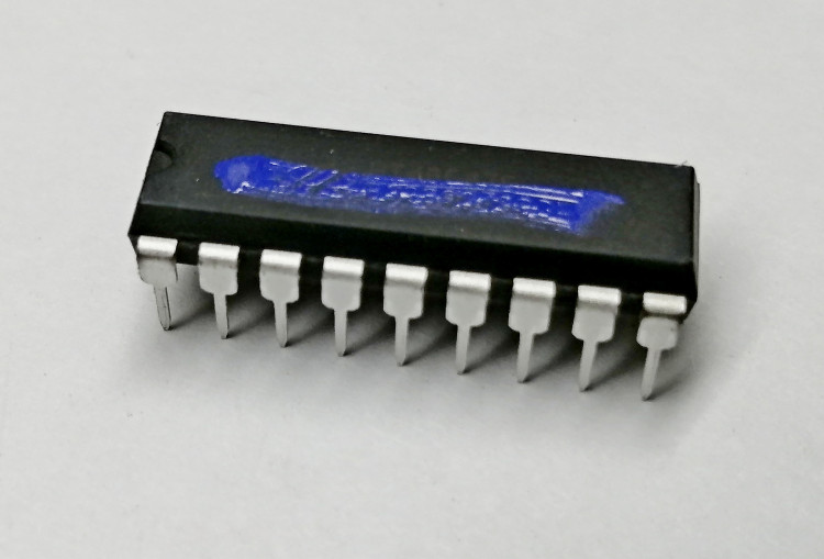 Микроконтроллер HT46R47 (фиолетовый)