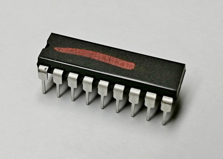 Микроконтроллер HT46R47 STR4Y0101 (красный) для платы 61/21/345