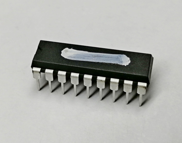 Микроконтроллер HT46R47 STR4Y0401 (белый)