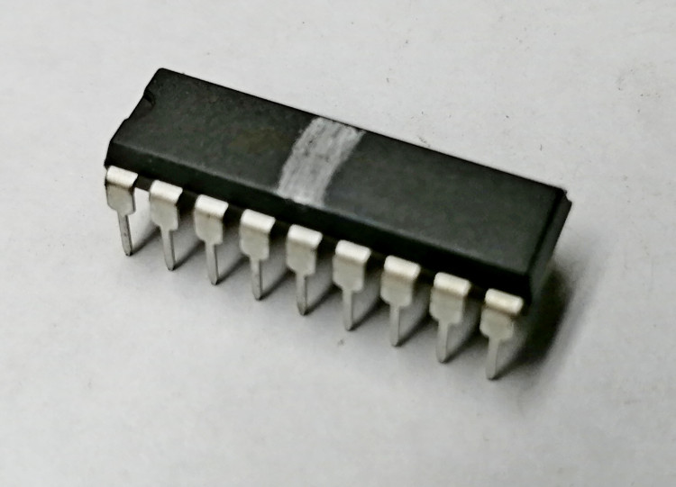 Микроконтроллер HT46R47 STR4Y0501 (серебристый)